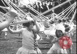 Standbild Mädchen tanzen um Maibäume San Francisco California USA, 1930, aus Sekunde 38 historischem Filmmaterial Videoclip 65675058941