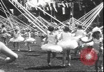 Standbild Mädchen tanzen um Maibäume San Francisco California USA, 1930, aus Sekunde 40 historischem Filmmaterial Videoclip 65675058941