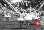 Standbild Mädchen tanzen um Maibäume San Francisco California USA, 1930, aus Sekunde 42 historischem Filmmaterial Videoclip 65675058941