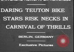 Standbild Stunts auf Fahrräder Berlin Deutschland, 1930, aus Sekunde 1 historischem Filmmaterial Videoclip 65675058945
