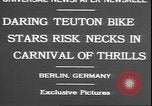 Standbild Stunts auf Fahrräder Berlin Deutschland, 1930, aus Sekunde 4 historischem Filmmaterial Videoclip 65675058945