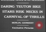 Standbild Stunts auf Fahrräder Berlin Deutschland, 1930, aus Sekunde 5 historischem Filmmaterial Videoclip 65675058945
