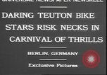 Standbild Stunts auf Fahrräder Berlin Deutschland, 1930, aus Sekunde 8 historischem Filmmaterial Videoclip 65675058945