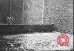 Standbild Stunts auf Fahrräder Berlin Deutschland, 1930, aus Sekunde 10 historischem Filmmaterial Videoclip 65675058945