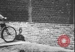 Standbild Stunts auf Fahrräder Berlin Deutschland, 1930, aus Sekunde 16 historischem Filmmaterial Videoclip 65675058945