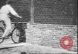 Standbild Stunts auf Fahrräder Berlin Deutschland, 1930, aus Sekunde 17 historischem Filmmaterial Videoclip 65675058945