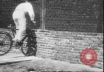Standbild Stunts auf Fahrräder Berlin Deutschland, 1930, aus Sekunde 18 historischem Filmmaterial Videoclip 65675058945