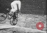 Standbild Stunts auf Fahrräder Berlin Deutschland, 1930, aus Sekunde 19 historischem Filmmaterial Videoclip 65675058945