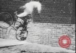 Standbild Stunts auf Fahrräder Berlin Deutschland, 1930, aus Sekunde 20 historischem Filmmaterial Videoclip 65675058945