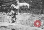 Standbild Stunts auf Fahrräder Berlin Deutschland, 1930, aus Sekunde 21 historischem Filmmaterial Videoclip 65675058945
