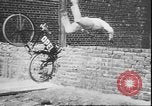 Standbild Stunts auf Fahrräder Berlin Deutschland, 1930, aus Sekunde 22 historischem Filmmaterial Videoclip 65675058945