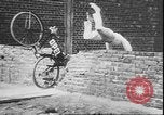 Standbild Stunts auf Fahrräder Berlin Deutschland, 1930, aus Sekunde 23 historischem Filmmaterial Videoclip 65675058945