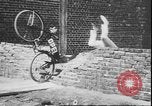 Standbild Stunts auf Fahrräder Berlin Deutschland, 1930, aus Sekunde 24 historischem Filmmaterial Videoclip 65675058945