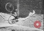 Standbild Stunts auf Fahrräder Berlin Deutschland, 1930, aus Sekunde 25 historischem Filmmaterial Videoclip 65675058945