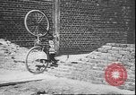 Standbild Stunts auf Fahrräder Berlin Deutschland, 1930, aus Sekunde 26 historischem Filmmaterial Videoclip 65675058945
