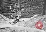 Standbild Stunts auf Fahrräder Berlin Deutschland, 1930, aus Sekunde 27 historischem Filmmaterial Videoclip 65675058945