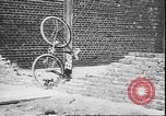 Standbild Stunts auf Fahrräder Berlin Deutschland, 1930, aus Sekunde 28 historischem Filmmaterial Videoclip 65675058945