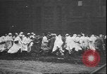 Standbild Studenten clash Liverpool England, 1931, aus Sekunde 17 historischem Filmmaterial Videoclip 65675058955