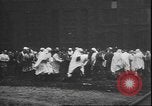 Standbild Studenten clash Liverpool England, 1931, aus Sekunde 18 historischem Filmmaterial Videoclip 65675058955