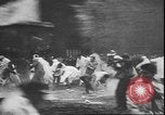 Standbild Studenten clash Liverpool England, 1931, aus Sekunde 20 historischem Filmmaterial Videoclip 65675058955