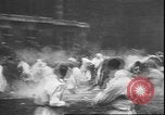 Standbild Studenten clash Liverpool England, 1931, aus Sekunde 21 historischem Filmmaterial Videoclip 65675058955