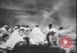 Standbild Studenten clash Liverpool England, 1931, aus Sekunde 25 historischem Filmmaterial Videoclip 65675058955