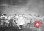 Standbild Studenten clash Liverpool England, 1931, aus Sekunde 26 historischem Filmmaterial Videoclip 65675058955