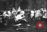 Standbild Studenten clash Liverpool England, 1931, aus Sekunde 35 historischem Filmmaterial Videoclip 65675058955