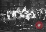 Standbild Studenten clash Liverpool England, 1931, aus Sekunde 36 historischem Filmmaterial Videoclip 65675058955