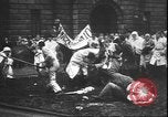 Standbild Studenten clash Liverpool England, 1931, aus Sekunde 37 historischem Filmmaterial Videoclip 65675058955