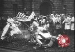 Standbild Studenten clash Liverpool England, 1931, aus Sekunde 38 historischem Filmmaterial Videoclip 65675058955