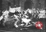 Standbild Studenten clash Liverpool England, 1931, aus Sekunde 39 historischem Filmmaterial Videoclip 65675058955