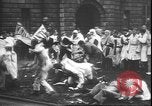 Standbild Studenten clash Liverpool England, 1931, aus Sekunde 40 historischem Filmmaterial Videoclip 65675058955