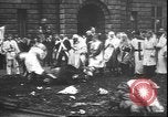 Standbild Studenten clash Liverpool England, 1931, aus Sekunde 45 historischem Filmmaterial Videoclip 65675058955