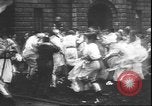 Standbild Studenten clash Liverpool England, 1931, aus Sekunde 48 historischem Filmmaterial Videoclip 65675058955
