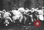 Standbild Studenten clash Liverpool England, 1931, aus Sekunde 49 historischem Filmmaterial Videoclip 65675058955