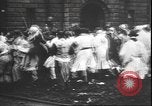 Standbild Studenten clash Liverpool England, 1931, aus Sekunde 50 historischem Filmmaterial Videoclip 65675058955
