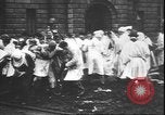 Standbild Studenten clash Liverpool England, 1931, aus Sekunde 51 historischem Filmmaterial Videoclip 65675058955