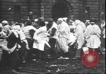 Standbild Studenten clash Liverpool England, 1931, aus Sekunde 52 historischem Filmmaterial Videoclip 65675058955