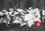 Standbild Studenten clash Liverpool England, 1931, aus Sekunde 53 historischem Filmmaterial Videoclip 65675058955