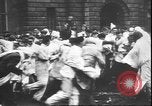 Standbild Studenten clash Liverpool England, 1931, aus Sekunde 54 historischem Filmmaterial Videoclip 65675058955