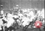 Standbild Studenten clash Liverpool England, 1931, aus Sekunde 56 historischem Filmmaterial Videoclip 65675058955