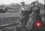Image charrue en acier trempé Grand Detour Illinois USA, 1937, de la seconde 26 séquences d'archives historiques vidéo 65675058992