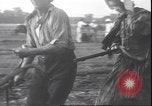 Image charrue en acier trempé Grand Detour Illinois USA, 1937, de la seconde 28 séquences d'archives historiques vidéo 65675058992