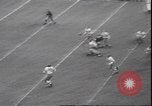 Standbild Football Game Evanston Illinois USA, 1940, aus Sekunde 10 historischem Filmmaterial Videoclip 65675059026
