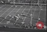 Standbild Football Game Denver Colorado USA, 1940, aus Sekunde 24 historischem Filmmaterial Videoclip 65675059029