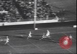 Standbild Football Game Denver Colorado USA, 1940, aus Sekunde 33 historischem Filmmaterial Videoclip 65675059029