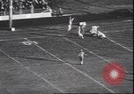 Standbild Football Game Denver Colorado USA, 1940, aus Sekunde 35 historischem Filmmaterial Videoclip 65675059029