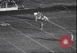 Standbild Football Game Denver Colorado USA, 1940, aus Sekunde 37 historischem Filmmaterial Videoclip 65675059029