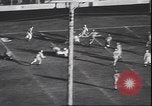 Standbild Football Game Denver Colorado USA, 1940, aus Sekunde 44 historischem Filmmaterial Videoclip 65675059029